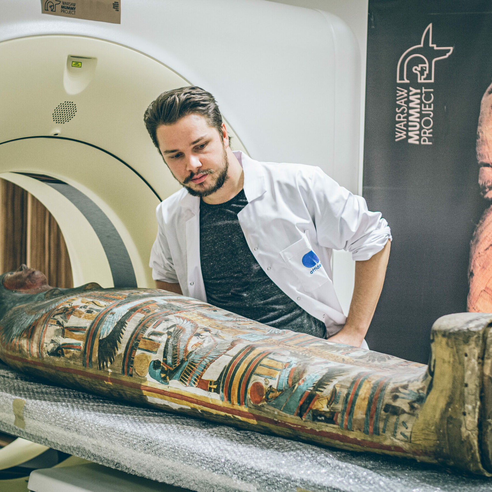dr Wojciech Ejsmond w pracy przy mumii