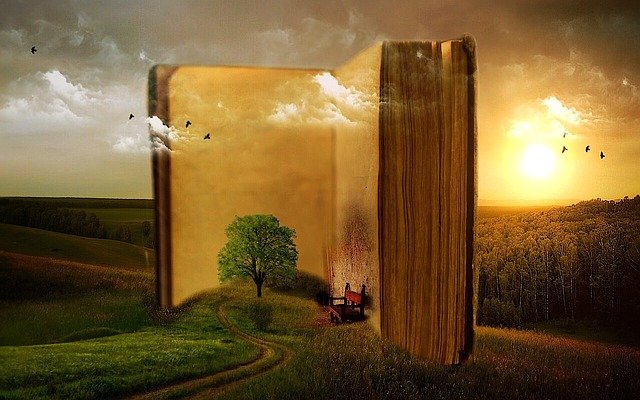 obraz przedstawiający gigantyczną otwartą książkę wkomponowaną w krajobraz nizinny, do książki prowadzi droga, między stronami widać drzewo i ławkę, w tle las i zachodzące słońce