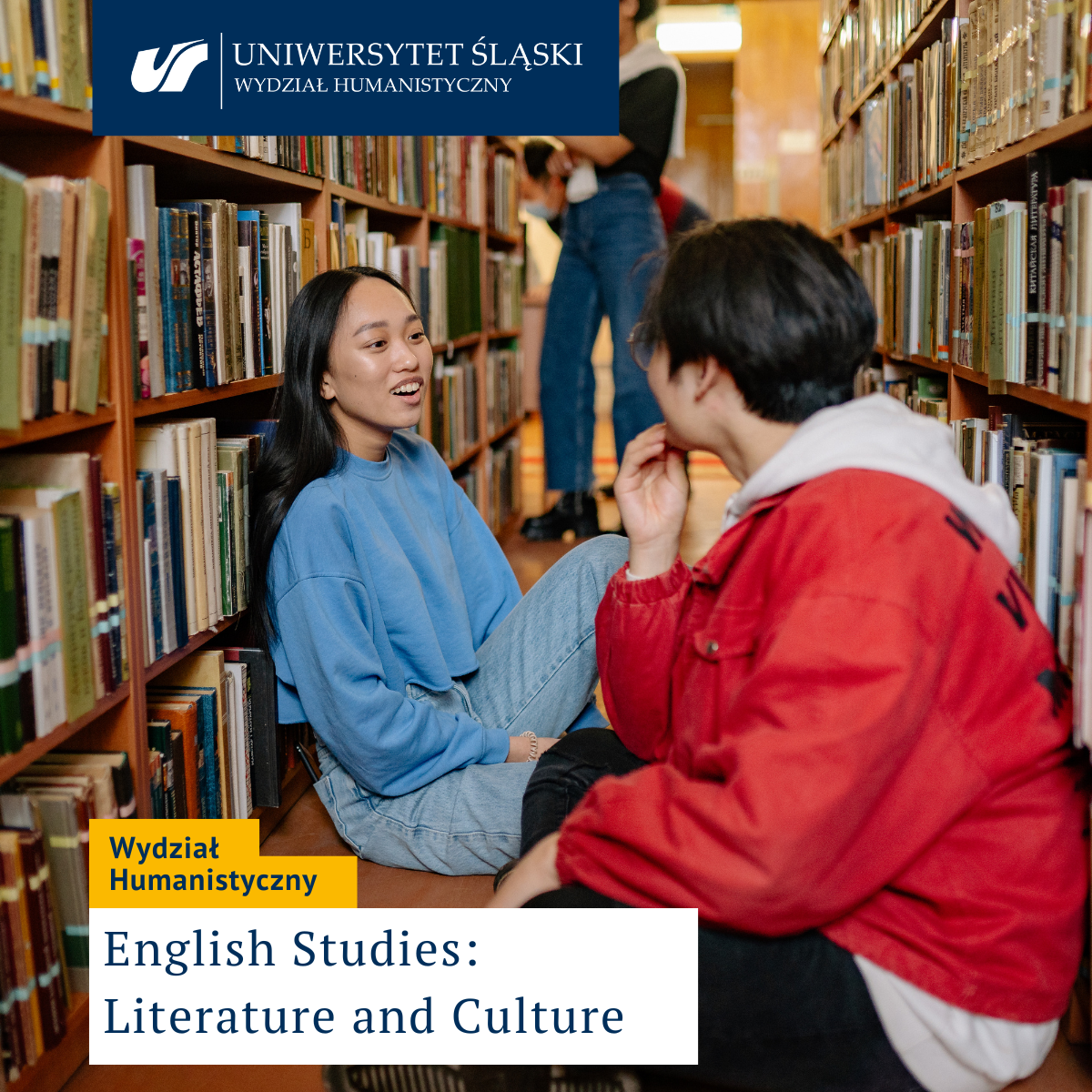 dwie osoby siedzące na podłodze w bibliotece między regałami z książkami, logo UŚ, napis Wydział Humanistyczny English Studies: Literature and Culture