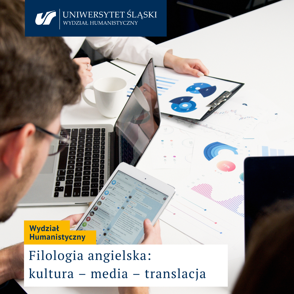 osoba czytająca komentarze na tablecie, logo UŚ, napis Wydział Humanistyczny filologia angielska: kultura-media-translacja