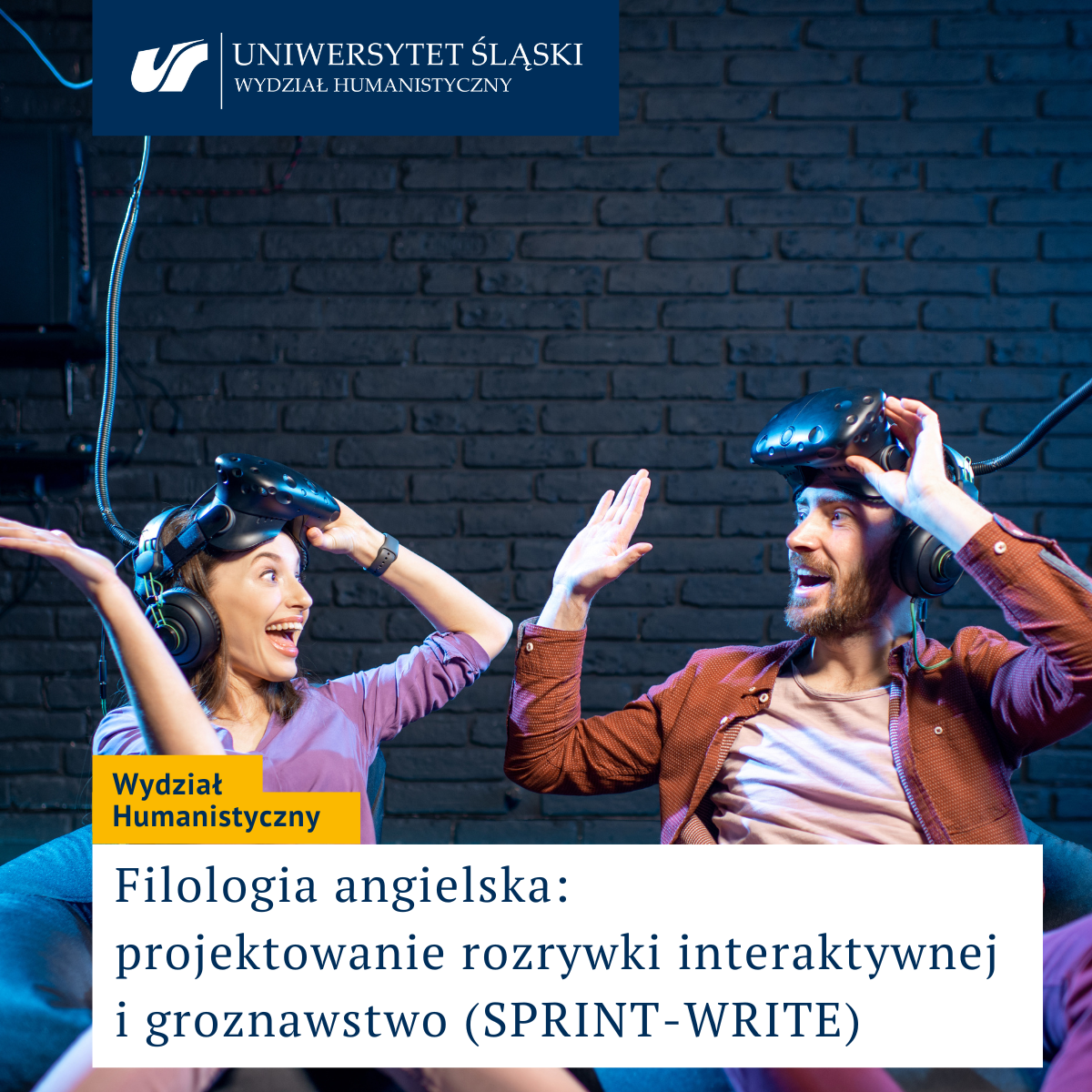 dwie osoby siedzące na kanapie zdejmujące gogle VR i przybijające "piątkę", logo UŚ, napis Wydział Humanistyczny Filologia angielska: projektowanie rozrywki interaktywnej i groznawstwo (SPRINT-WRITE)