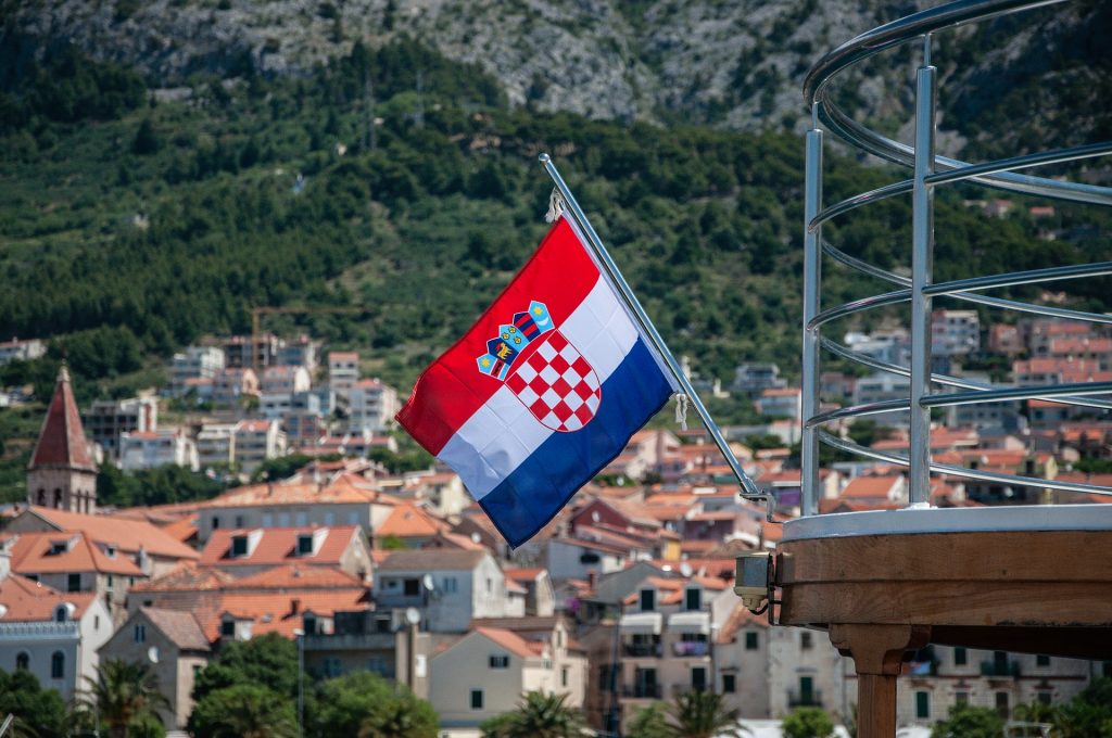 flaga Chorwacji powiewająca na tle chorwackiego miasta