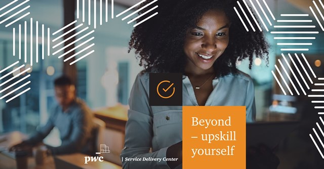 młoda kobieta uśmiechająca się do ekranu monitora; napis: Beyond - upskill yourself; logo firmy PWC Service Delivery Center