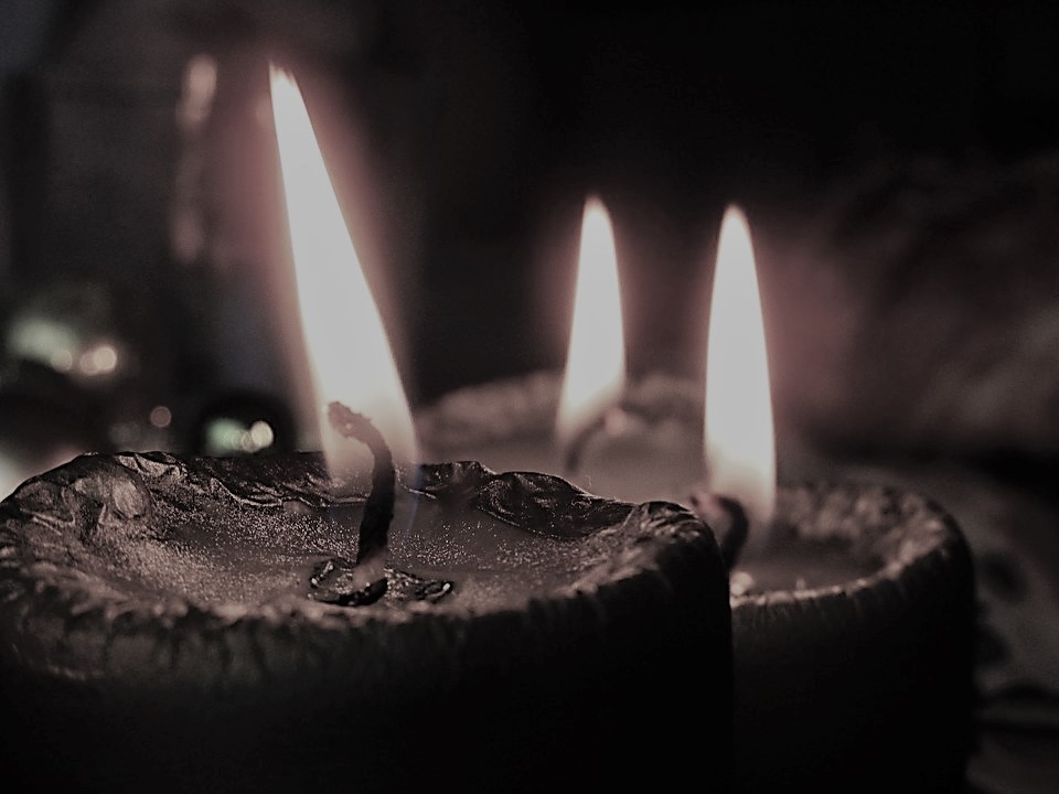 czarno-białe zdjęcie: trzy płonące świeczki