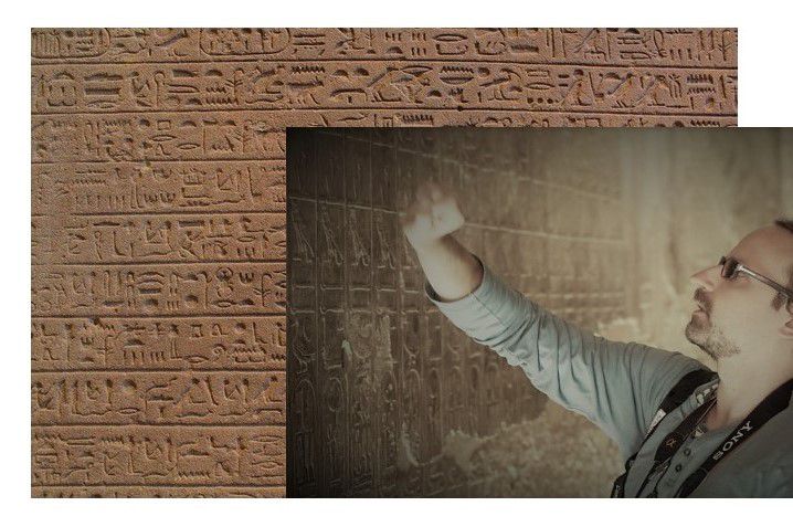 dwa przeplatające się zdjęcia hieroglifów na murze kamiennym, na jednym z nich dr Filip Taterka