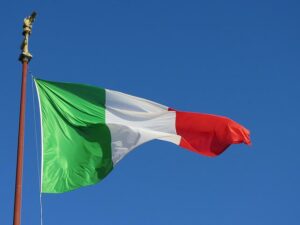 flaga Włoch powiewająca na tle nieba