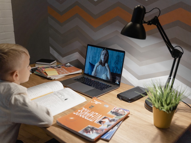 dziecko podczas lekcji online