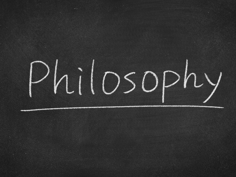 napis "Philosophy" napisany kredą na tablicy