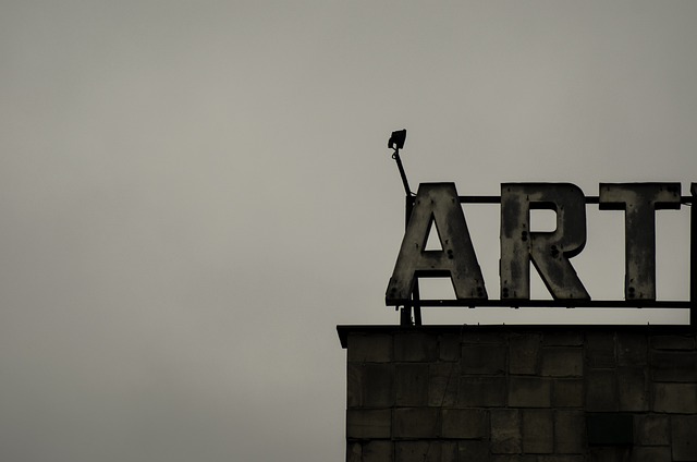 kasetonowe litery na dachu budynku tworzące napis ART