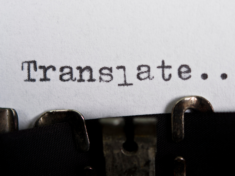 kartka z napisem "translate" zaczepiona w maszynie do pisania