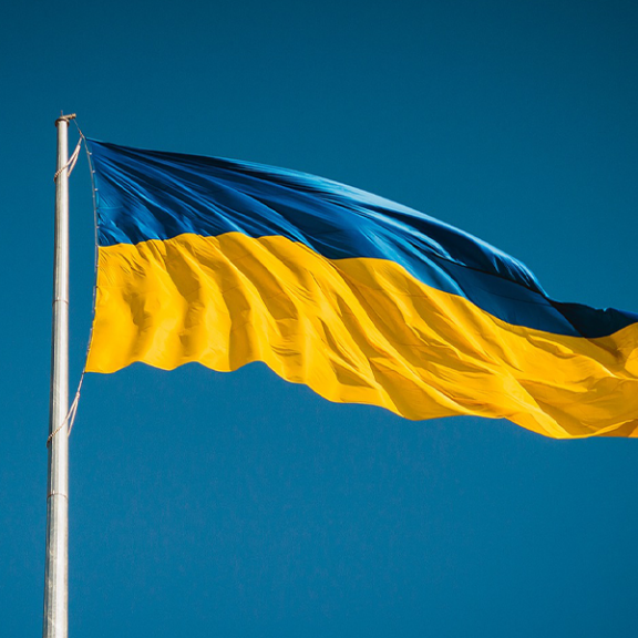 flaga Ukrainy powiewająca na tle niebieskiego nieba