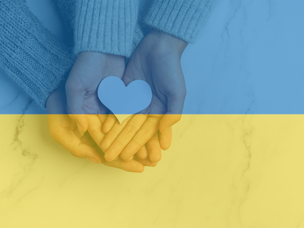 złączone dłonie, filtr w kolorach ukraińskiej flagi
