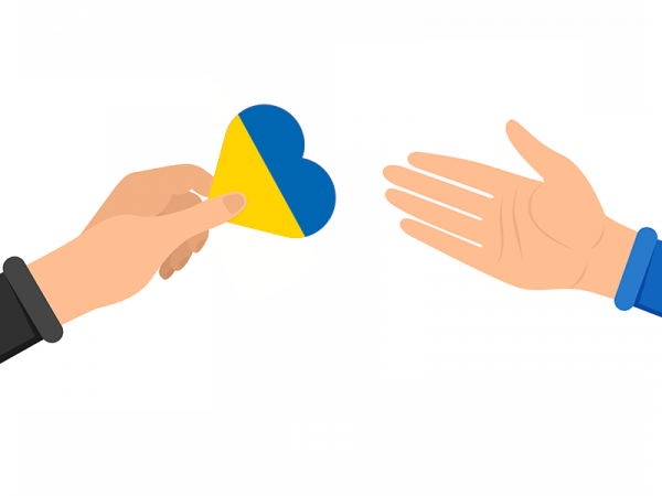 dwie dłonie, jedna z nich przekazuje drugiej serce w kolorach flagi Ukrainy