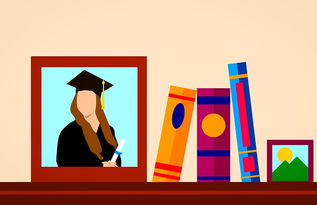 grafika przedstawiająca zdjęcie w ramce kobiety w todze absolwenta stojące na półce obok książek