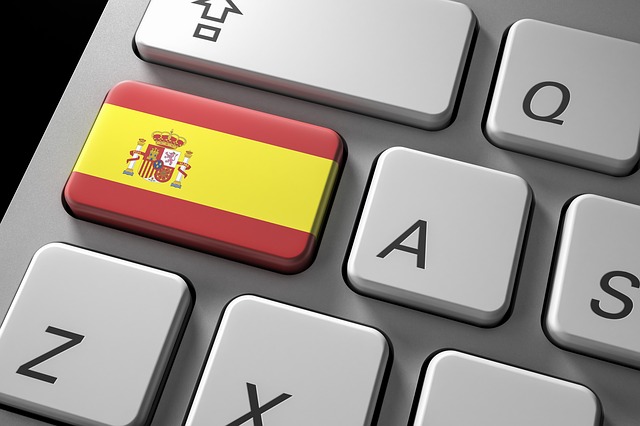 fragment klawiatury z jednym z przycisków pokrytym grafiką flagi Hiszpanii