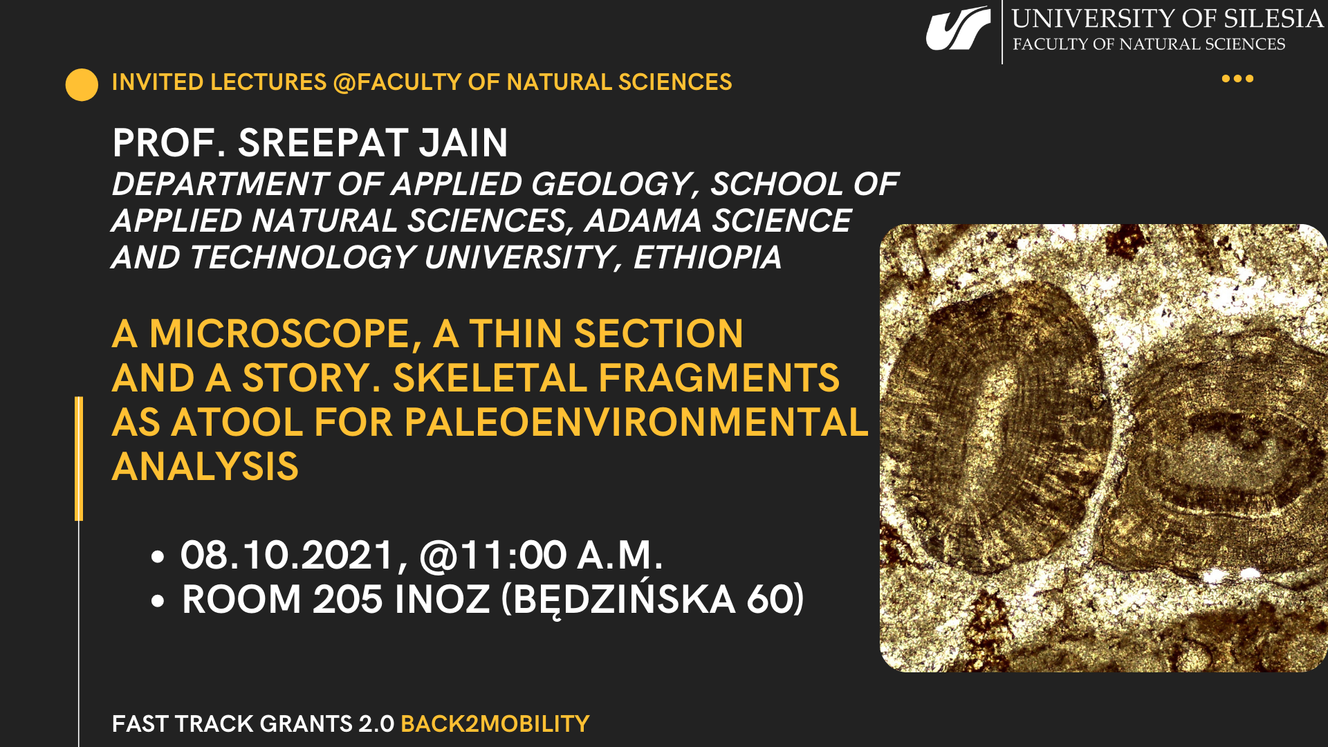 grafika promująca wykład - tekst na brunatnym tle, po prawej stronie zdjęcie mikroskopowe skamieniałości