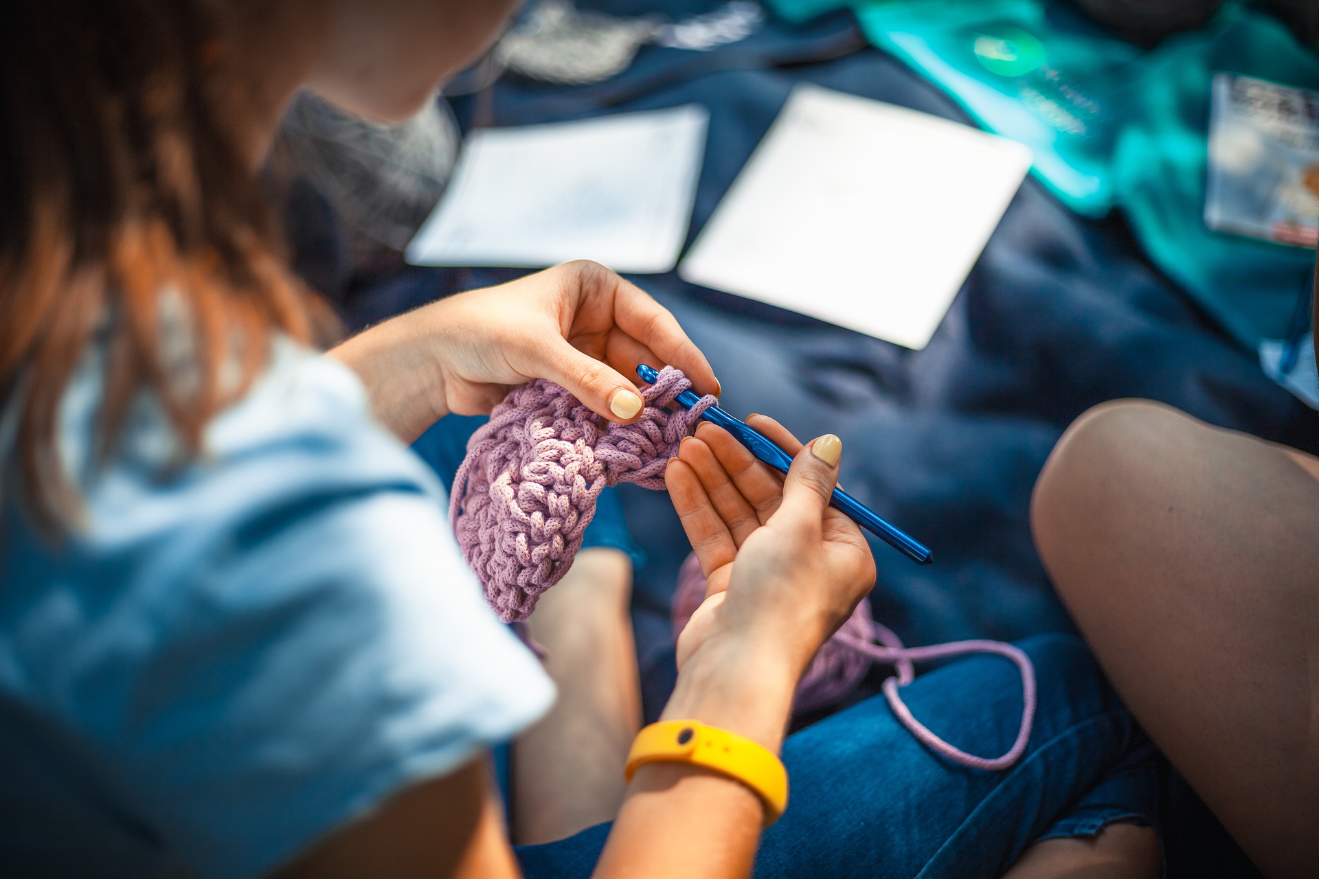 dziewczynka robi na drutach