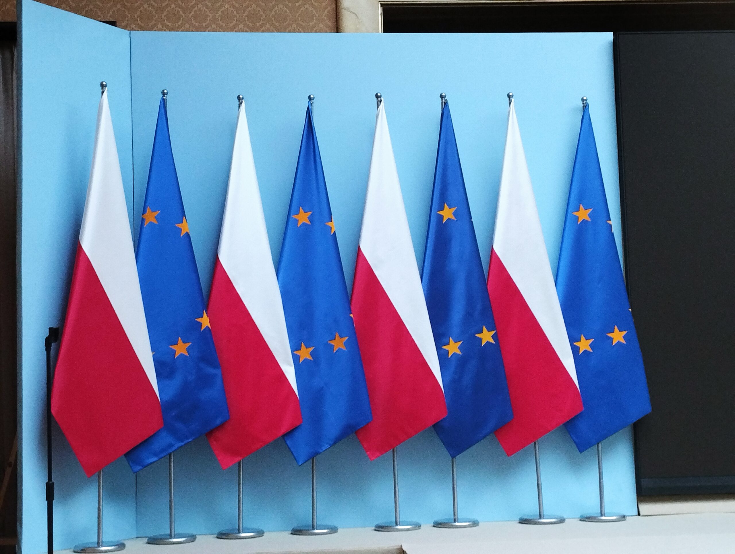 zdjęcie flag Polski i Unii Europejskiej