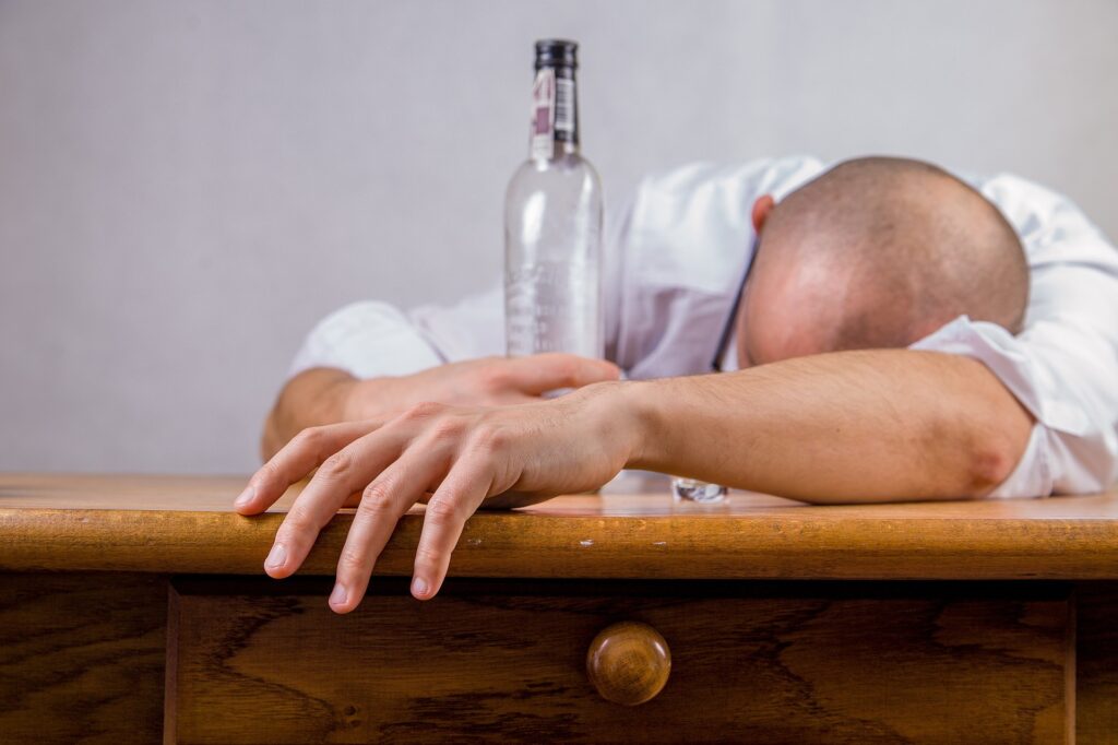 Osoba śpi po spożyciu alkoholu