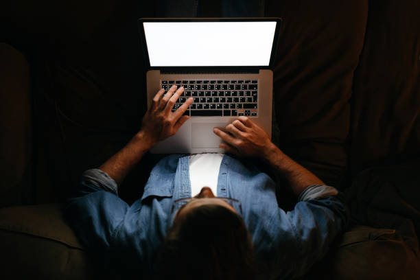 osoba pisząca na klawiaturze laptopa