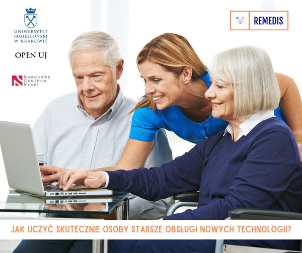 trenerka kobieta otzed laptopem ze starszym mężczyzną i kobietą