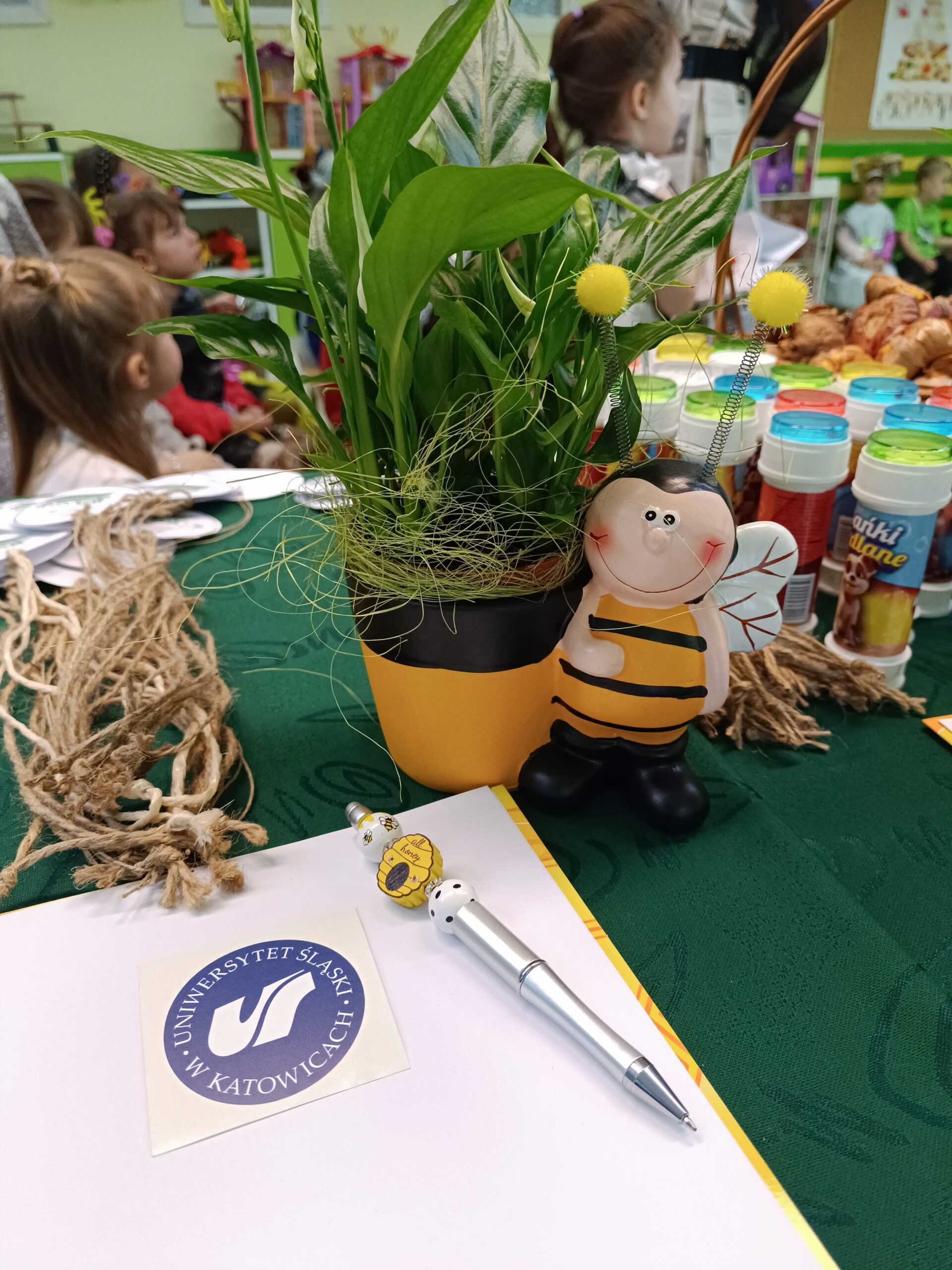 zdjęcie stołu z różnymi przedmiotami