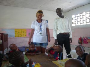dr Anna Watoła z dziećmi z Keniii