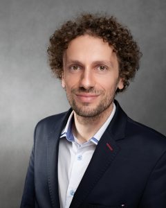dr Tomasz Okraska, prof. UŚ