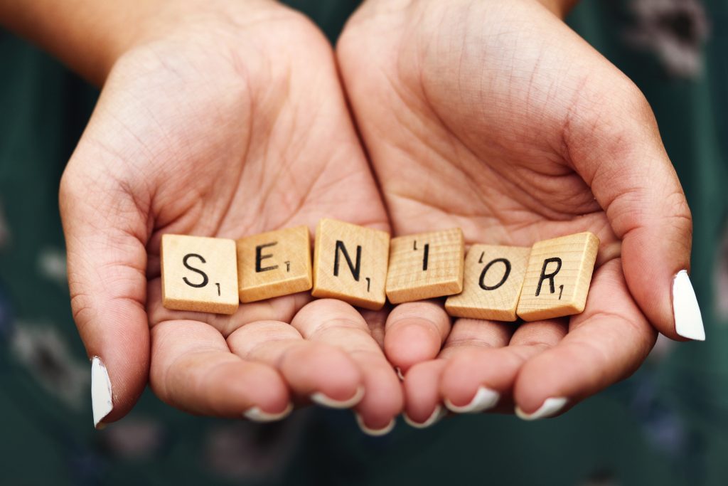 napis senior ze scrable na dłoniach