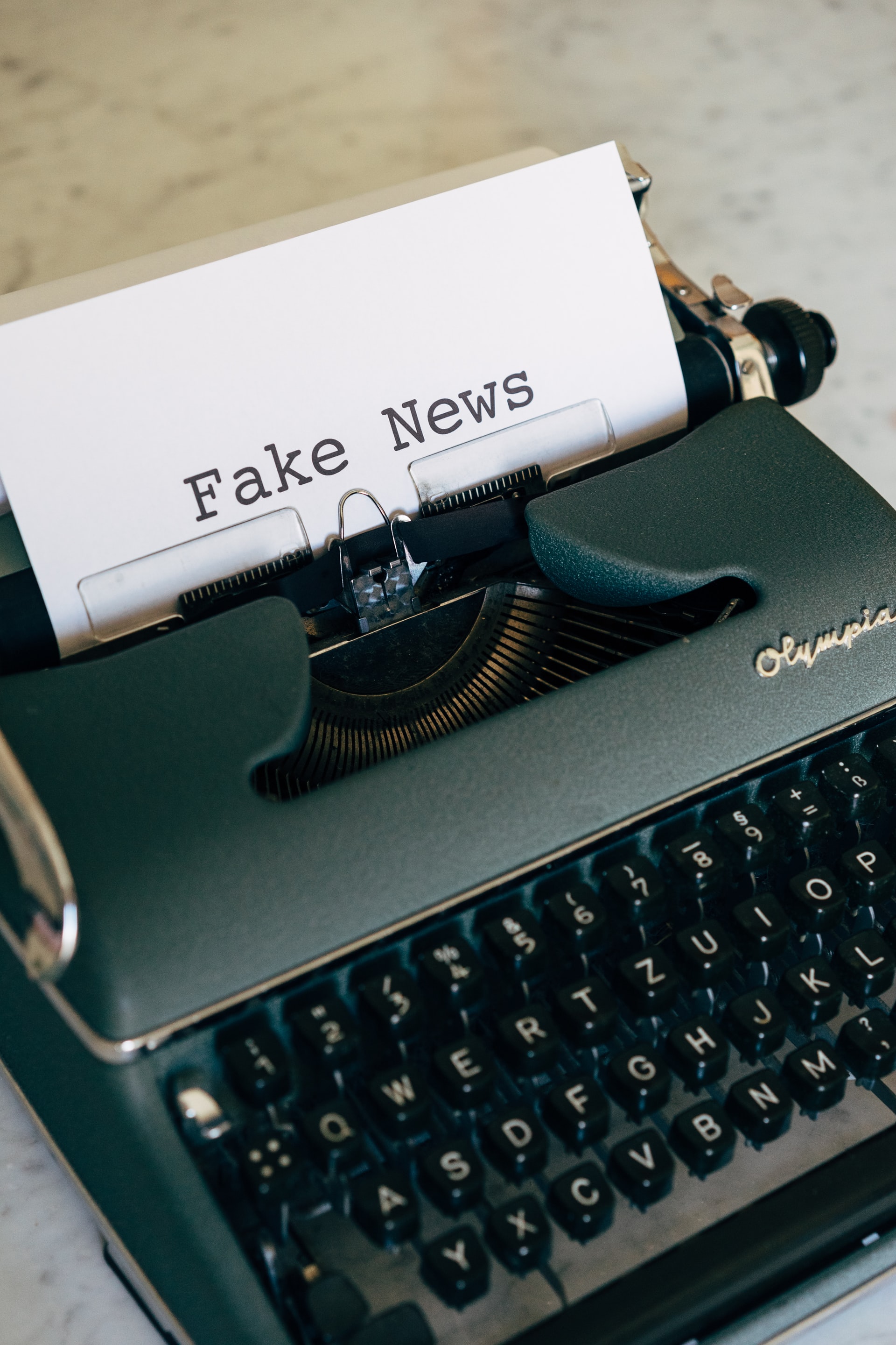 maszyna do pisania , na kartce napis: Fake news