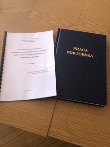 Praca doktorska na stole