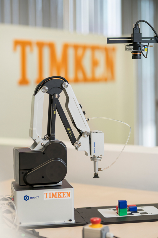 Educational and research station with the Dobot MG400 robot and a vision system | Photo: Karolina Gurdziel / Faculty of Science and Technology / University of Silesia a robot arm marked with the name of the company Timken