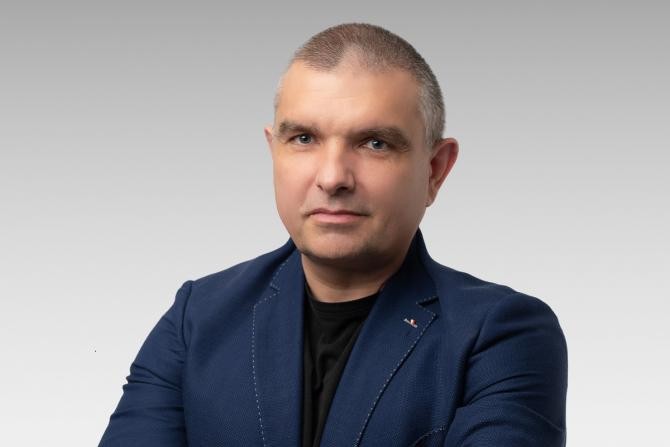 prof. dr n. fiz. hab. n. med. Armand Cholewka biały mężczyzna w garniturze