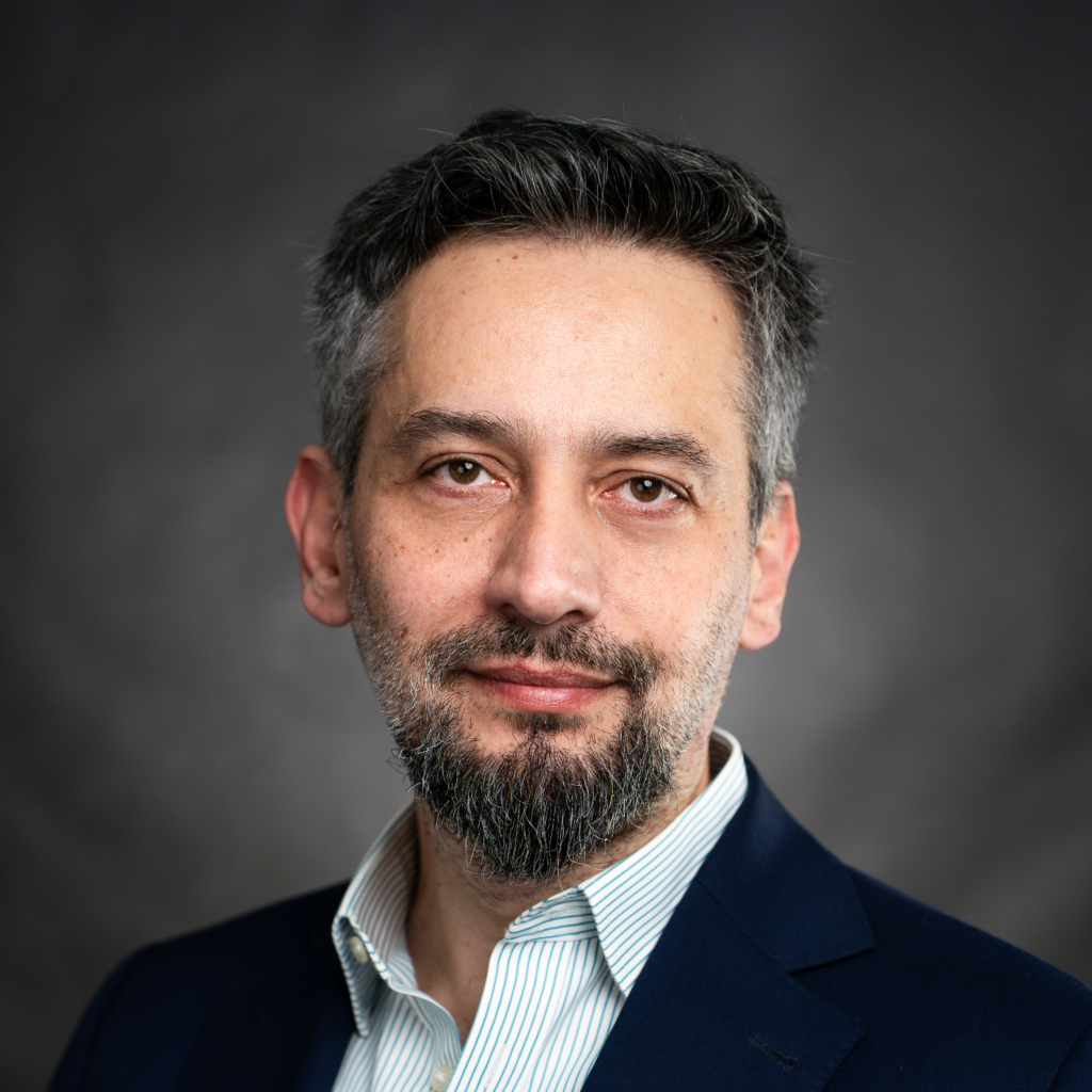 twarz mężczyzny z brodą