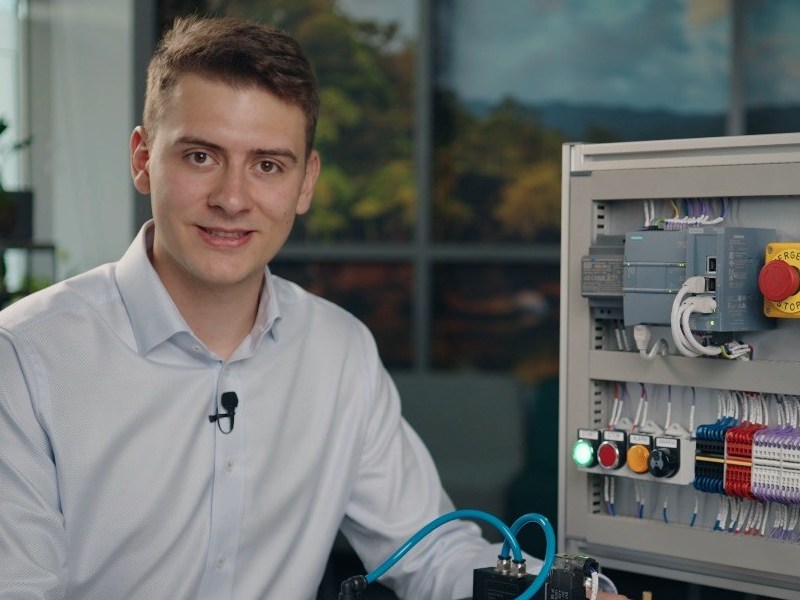 inż. Aleksander Kuśnierczyk z iinteraktywną makietą mechatroniczną