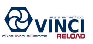 Znak graficzny projektu | Projekt: dr hab. Seweryn Kowalski, prof. UŚ słowa napisane różnymi czcionkami w kolorze granatowym i burgundowymL vinci, summer schhol reload dive into science