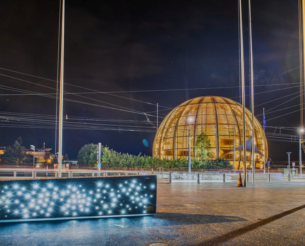 Jeden z budynków CERN, panorama nocna