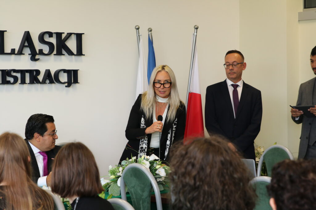 Podpisanie umowy bilateralnej z Academia Interamericana […] | Wydział ...