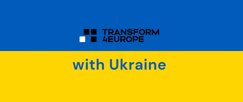 Napis Transform4Europe with Ukraine na fladze Ukrainy